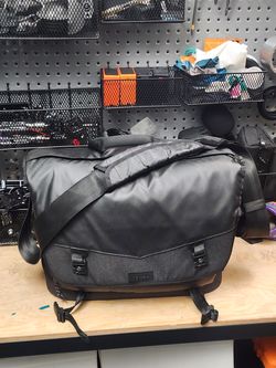 Tenba DNA 16 Pro Camera Messenger Bag (Black)