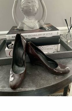 GUCCI GG Logo Wedge Shoes Brown Patent Leather Women’s Size 8.5 B. Condition is Pre-owned. See pictures ask questions and make an offer!