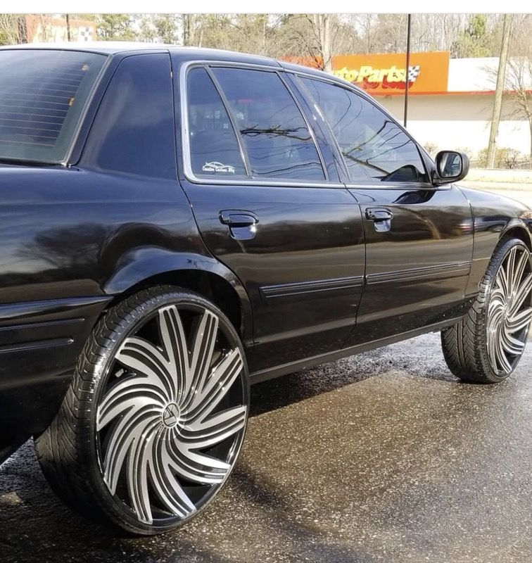 2009 Ford Crown Victoria on 28s
