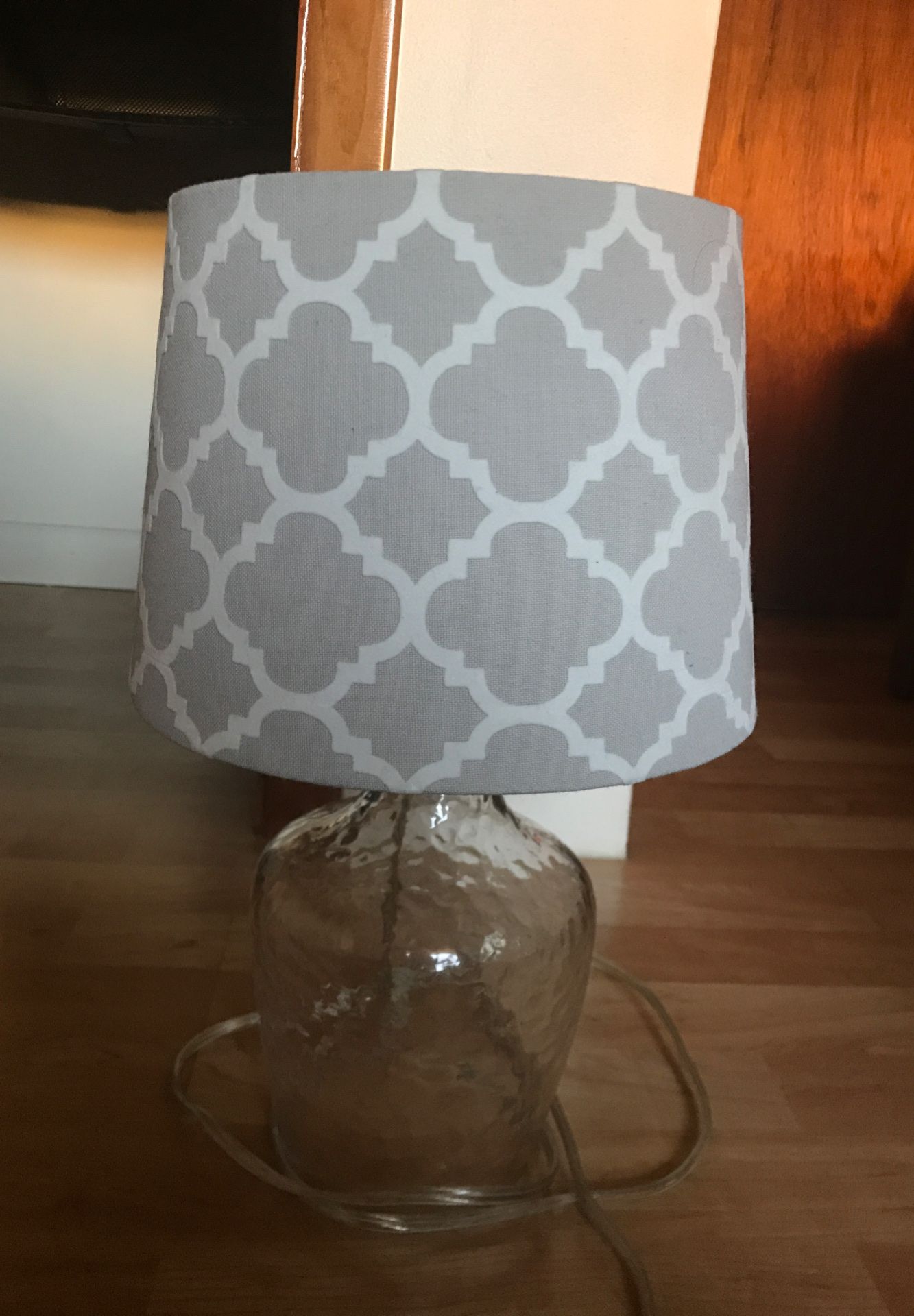 Lamp White and light grey pattern, glass base