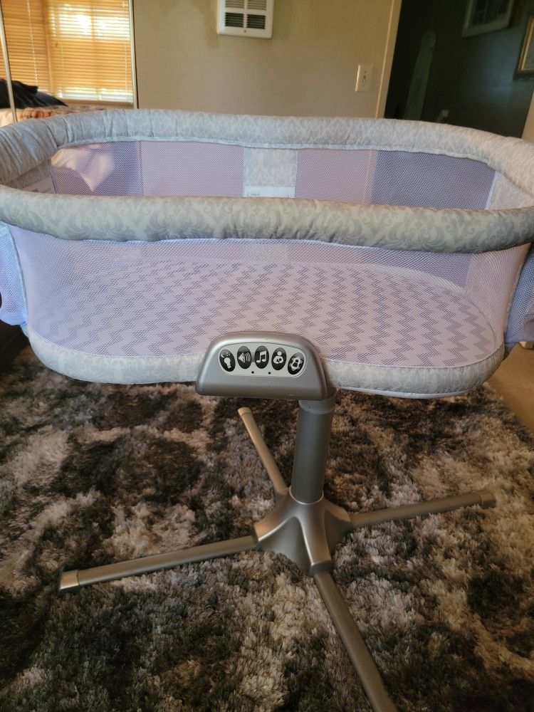 Hallo Swivel Bassinet  With Moms Heart Beat