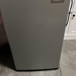 Fridgeare Mini Fridge 