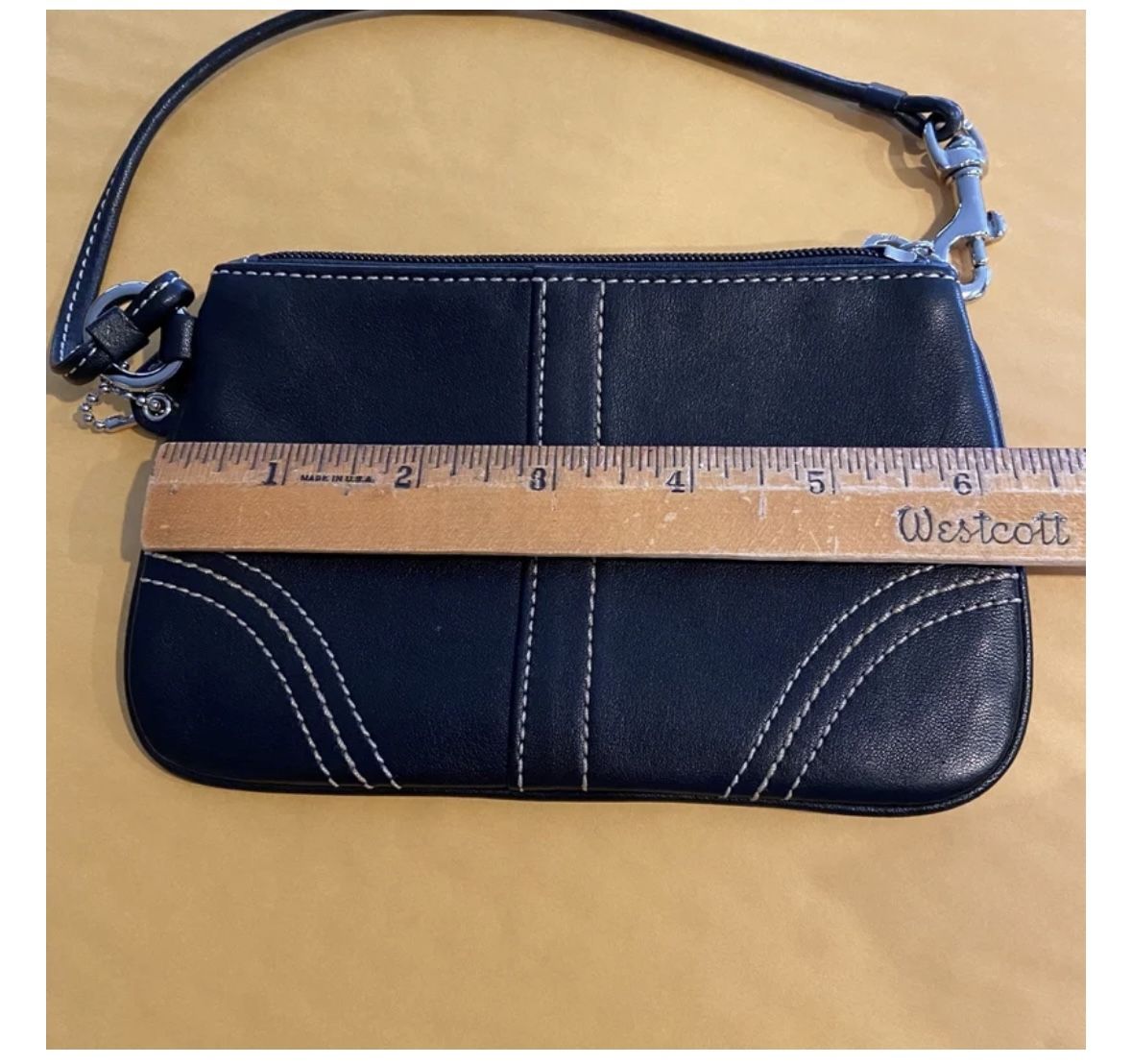 ⸻ Coach Black Leather Wristlet – Classic & Chic