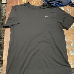Men’s Medium Nike Athletic Shirt 