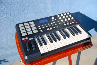 Akai MPK25 25-key Keyboard Controller with MPC pads