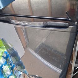 Refrigerator/ Mini Must GO!