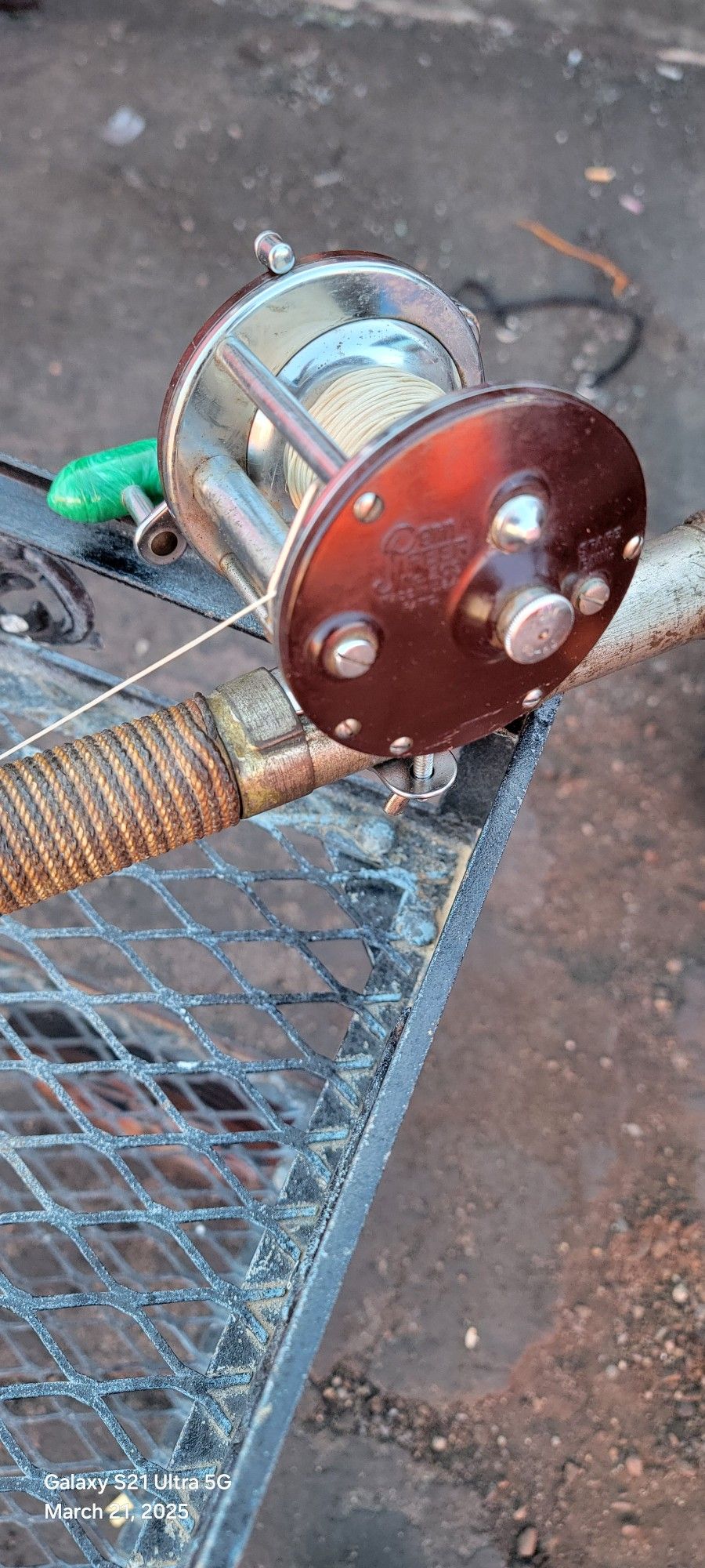 VINTAGE PENN 710 FISHING REEL