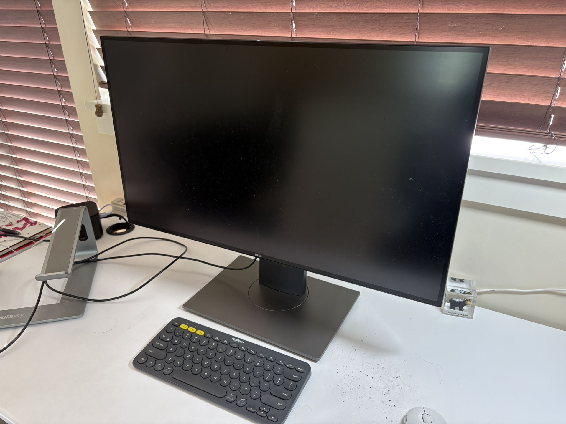 Dell U2718Q 27inch 4K Monitor + USB-C Cable