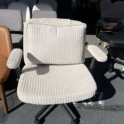 Cross legged office chair with armrest