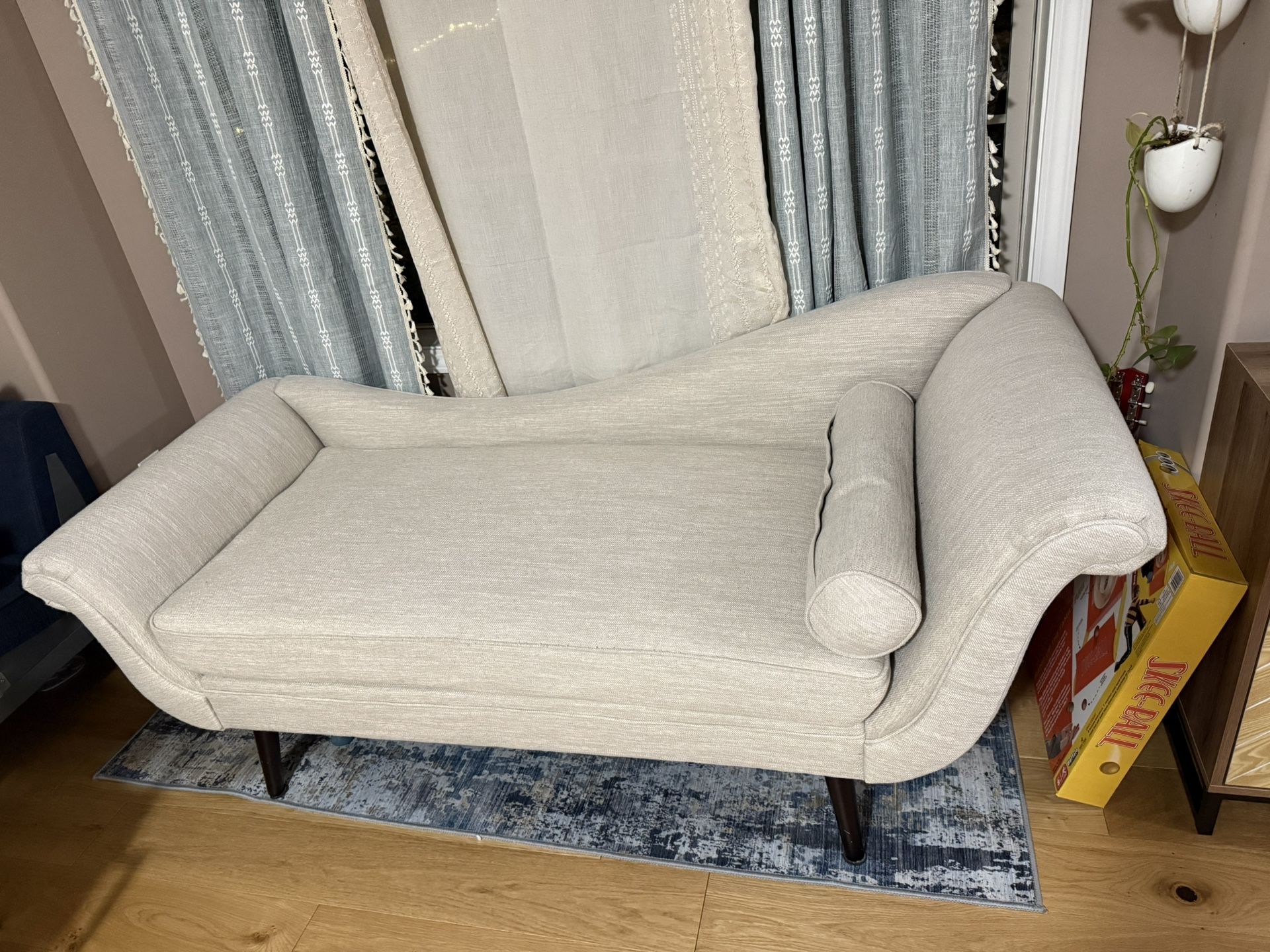 Upholstered Chaise Lounge 