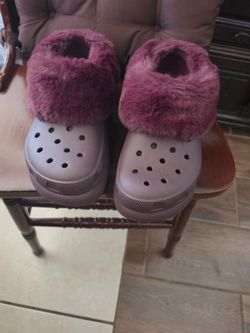 Like New Crocs Furever Crush Clog-women size:9/men size:7color:Burgundy, pickup East side,Cash Only
Zapatos Crocs Furever Crush, calientitos por dent