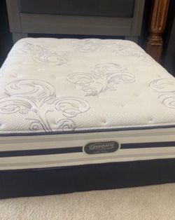 NICE 🌟💕QUEEN AND 🌟💕BOX SPRING 