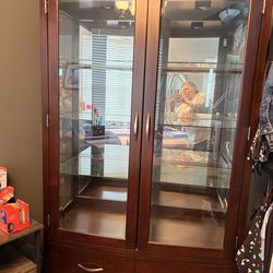 Curio / China Cabinet