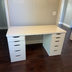 White desk with drawers 