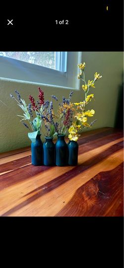 4 connected bud vases