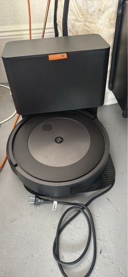 iRobot Roomba Robot Vacuum + Auto-Empty Dock