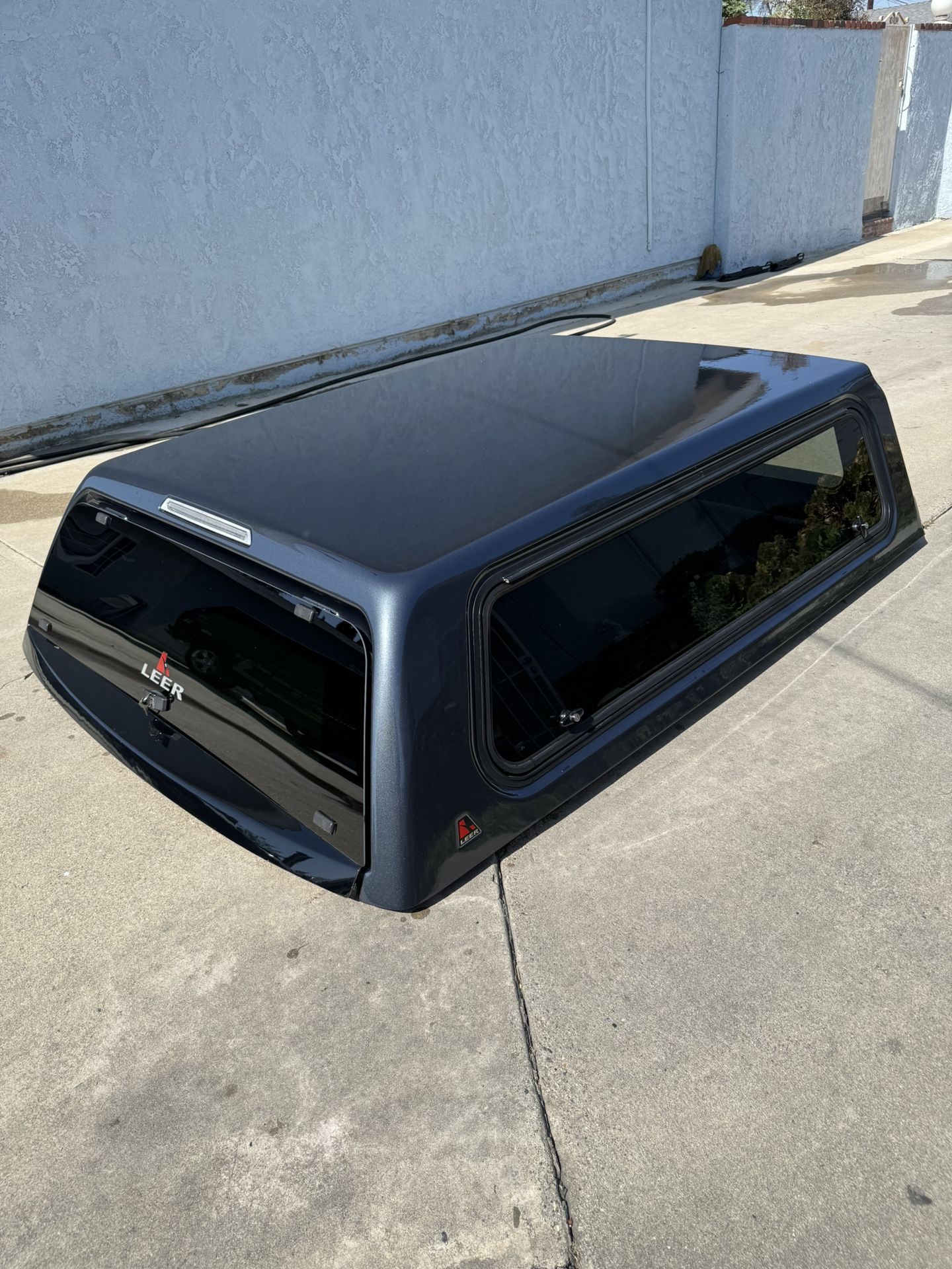 Leer 100XR GMC Sierra 6’5” Shadow Gray Metallic