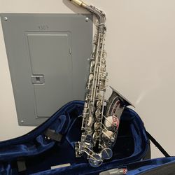 Beautiful Saxophone With All the Attachments 