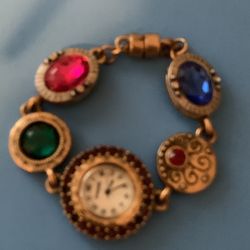 A very good watch works well new batteries.