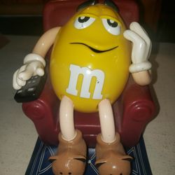 1999 Vintage Yellow Peanut M&M RECLINER CANDY DISPENSER 