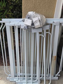 Gates for kids (2 sets) with wall pads