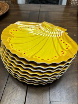Set of eight precidio melamine shell plastic plates