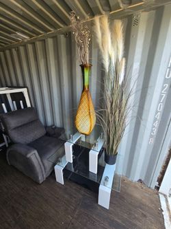 1- LARGE DESIGNER VASE w/ DESIGNER FEATHERS, 1- LARGE DESIGNER CENTER PIECEPLANT VASE, 12 ASSORTED DECORATIVE PILLOWS