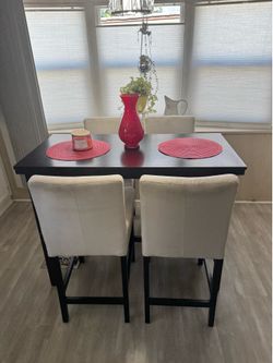 NICE BROWN KITCHEN TABLE AND 4 CHAIRS