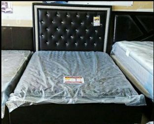 DIAMOND TUFTED QUEEN SIZE BED WITH MATTRESS NEW