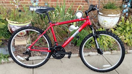 Like New 26" Diamondback Sorento Medium size Frame 21 speed trigger Shifter front fork suspension tuned up and ready to ride needs nothing