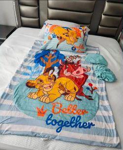 ✅️ Lion King 4pc Toddler Bed Set• Comforter, Fitted Sheet, Flat Sheet & Reversible Pillowcase• Great Condition• $20firm