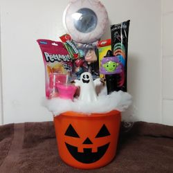 Gf making Halloween *Baskets
