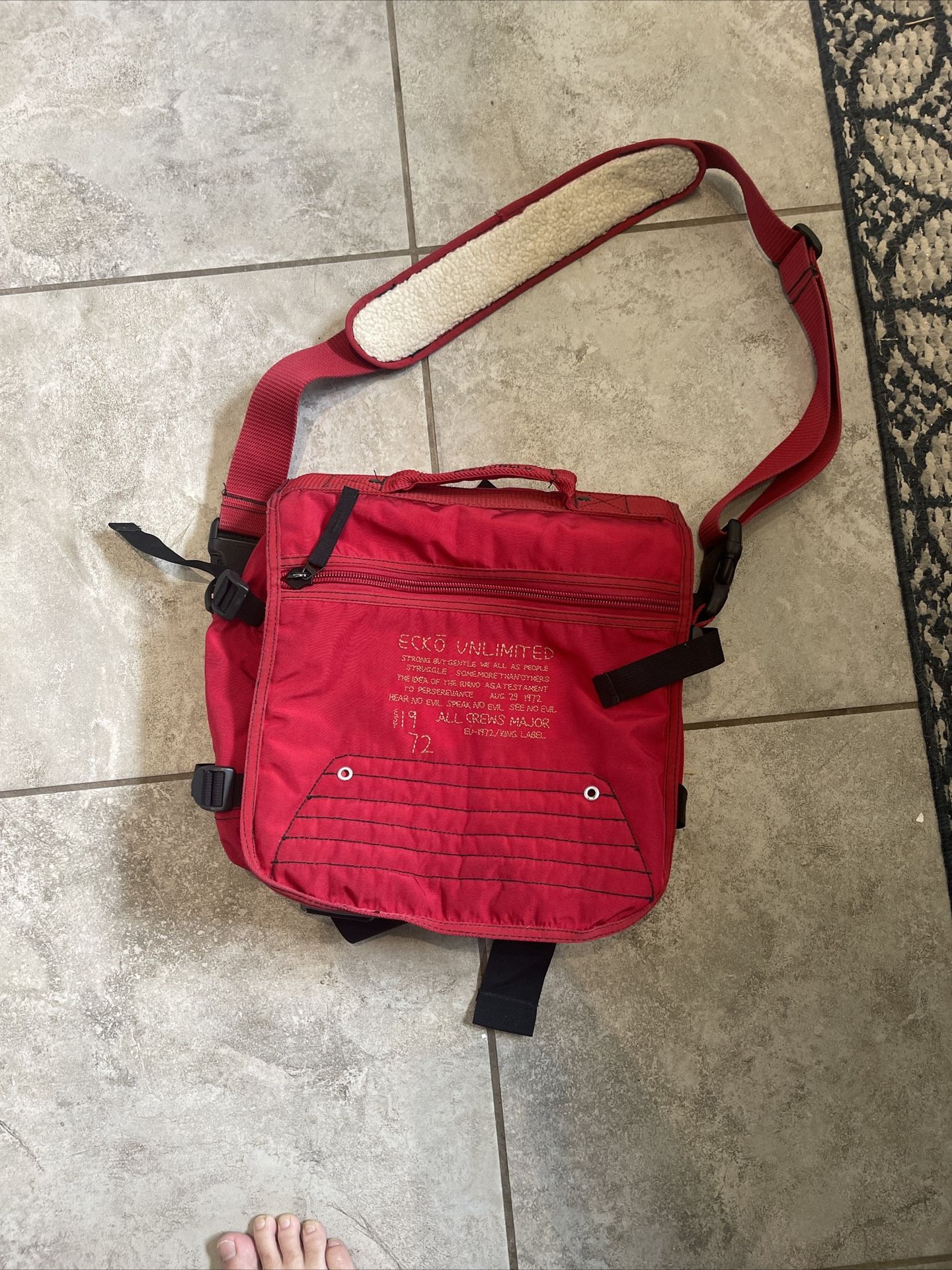 Red Echo Unlimited 72 Messenger Bag