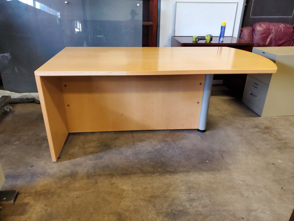 36 X 72 Executive Office Desk $200 (Good Condition)