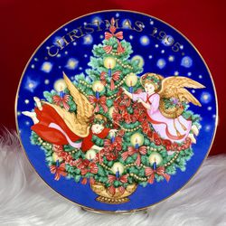 Avon “Trimming the Tree” 1995 Christmas Plate