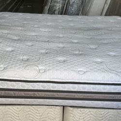 USED KING SIZE SERTA MATTRESS ONLY 