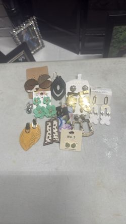 Costume jewelry lot earrings