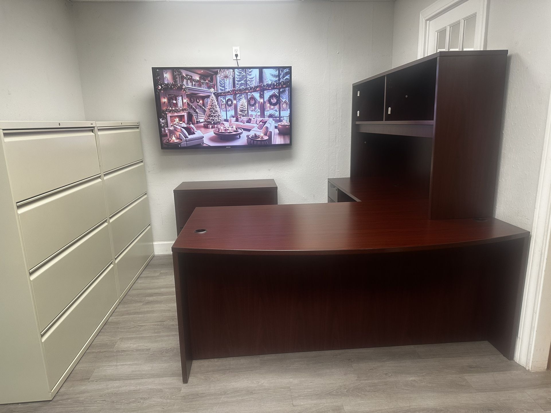 OFFICE/HOME DESK L-SHAPE WITH HUTCH