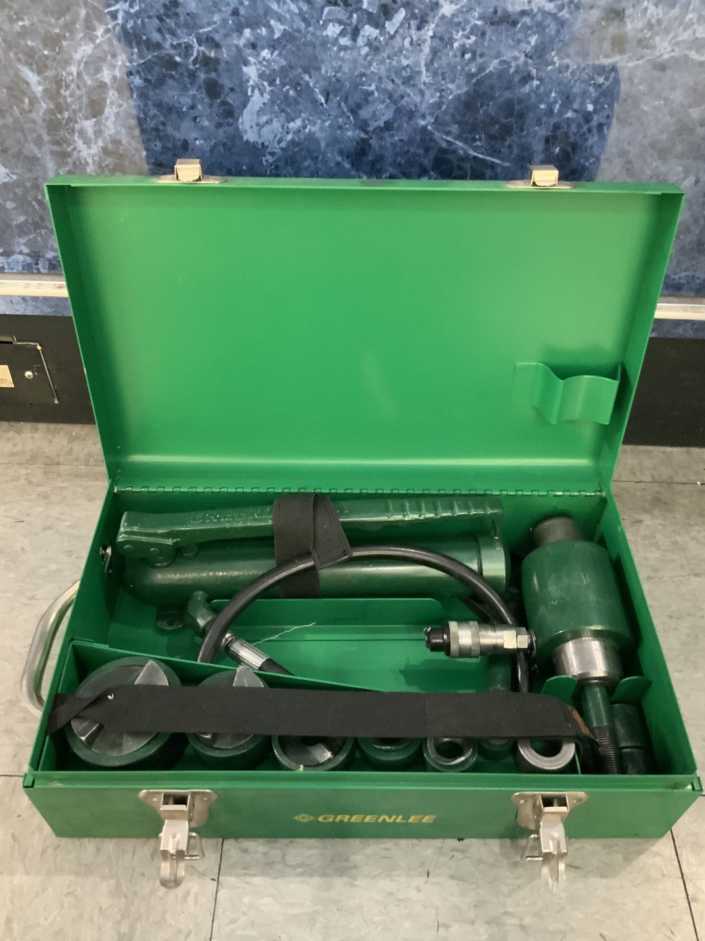 Greenlee 7506 Slug-Splitter Self-Centering Knockout Kit With Hydraulic Ram And hand Pump