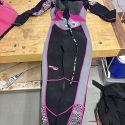 Women’s M Wetsuit And Shorty