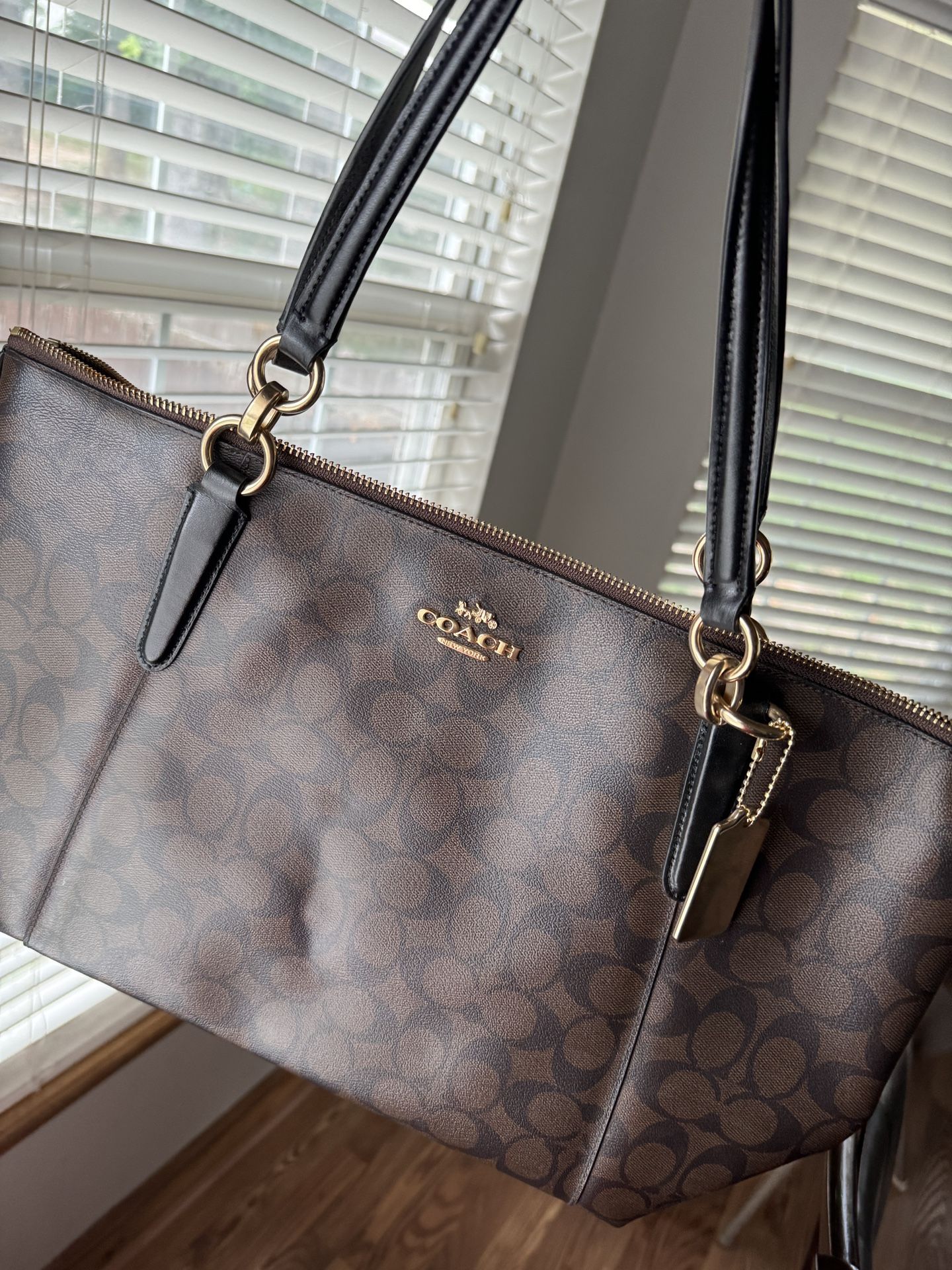 Coach Signature Handbag/Tote