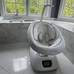 Graco SmartSense Baby Swing with Cry Detection technology