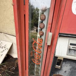 VINTAGE COCA COLA MACHINE