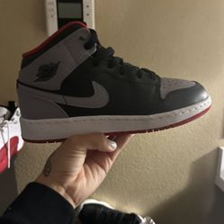 Air Jordan 1 Mid Bred