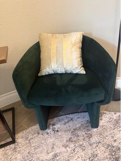 Very elegant just like brand new green moe’ Franco chair