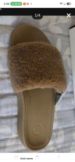 Lululemon slide faux fur