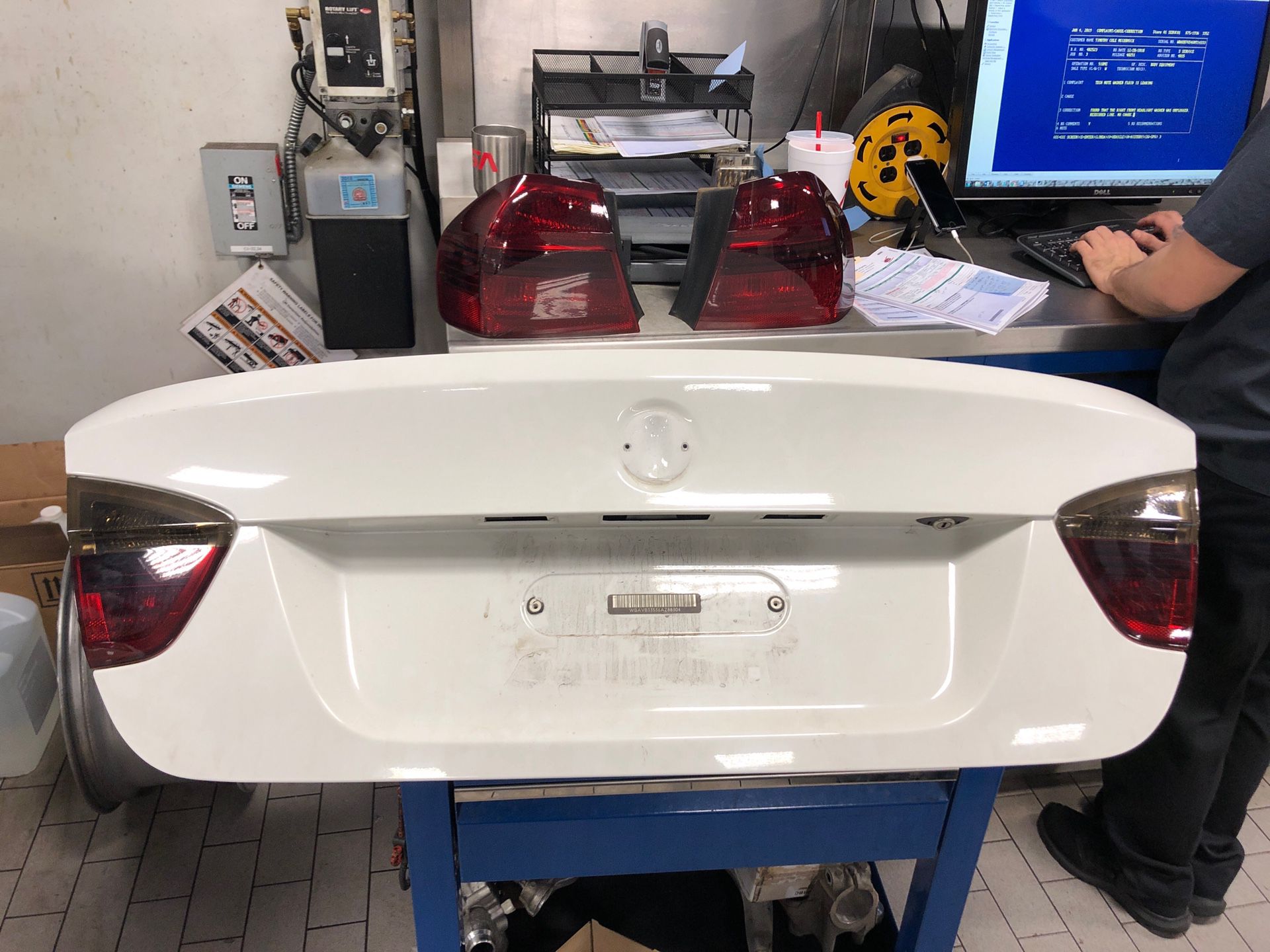 Trunk lid off of a 2006 e90 BMW **comes with tail lights**