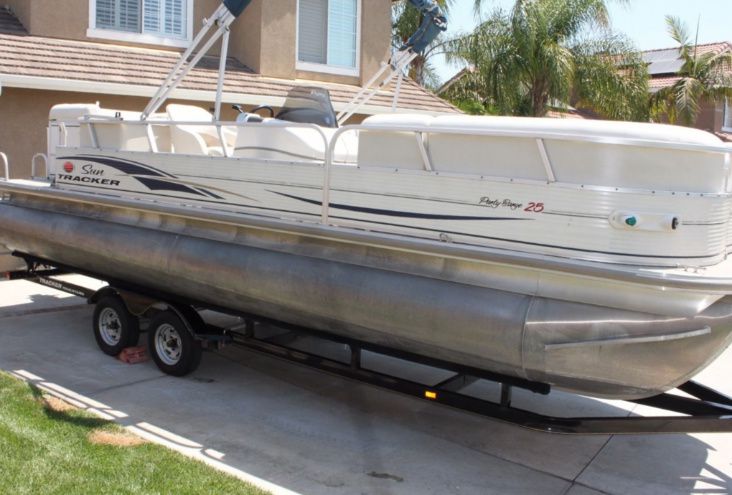Low hours!2006 Sun Tracker Pontoon Boat with trailer