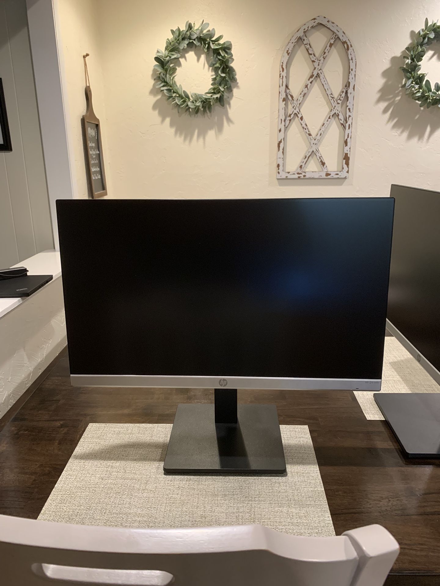 24 Inch HP Montior Full HD (1920 x 1080), IPS panel with speakers