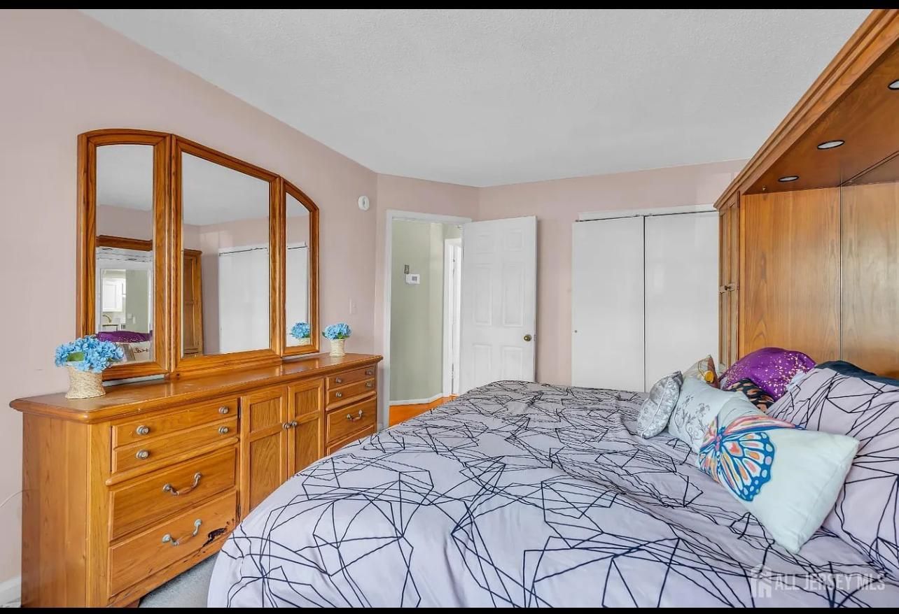 Exclusive OG Wood Bedroom Set With Mirror Headrest And 3 Mirrors Dresser 
